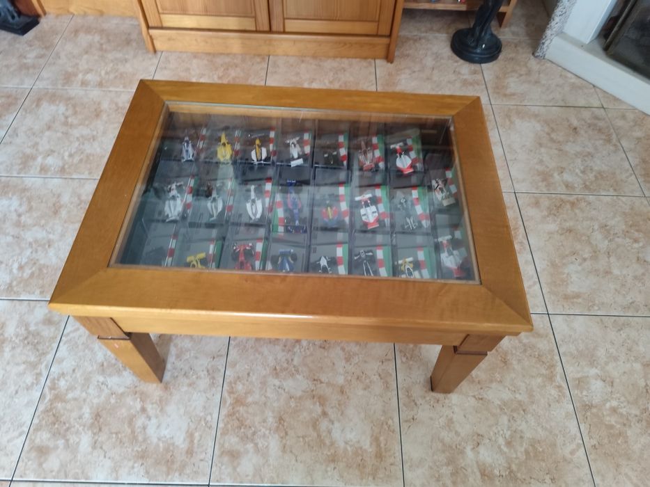 Mesa de sala com espositor