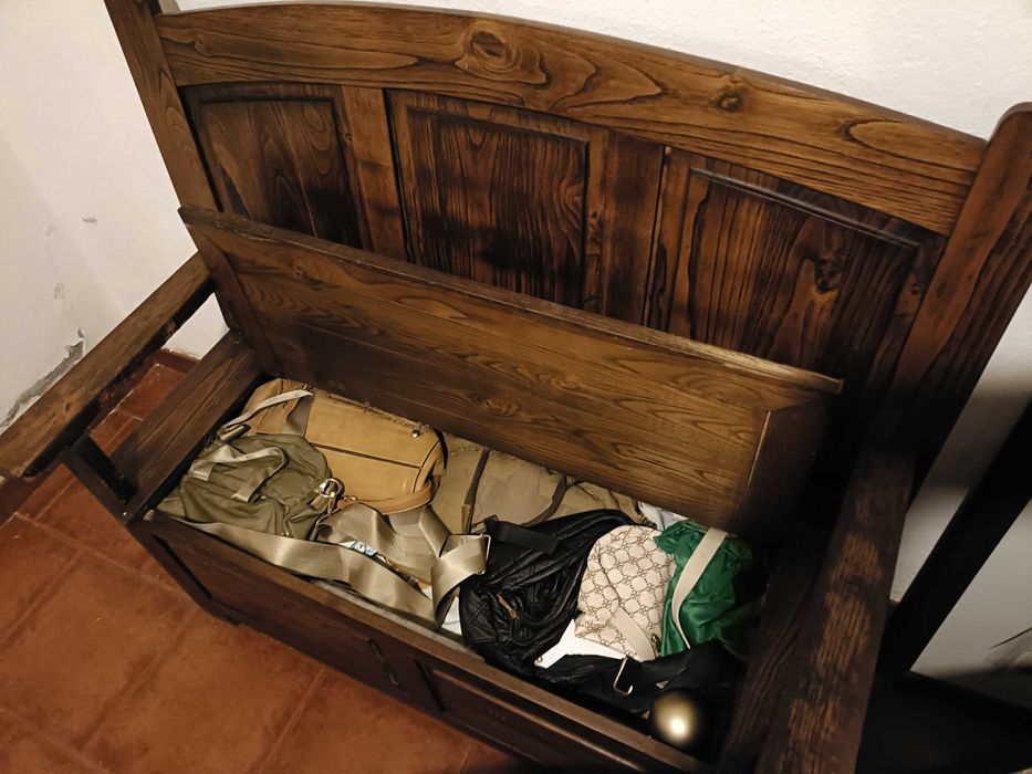 Espelho e banco com baú