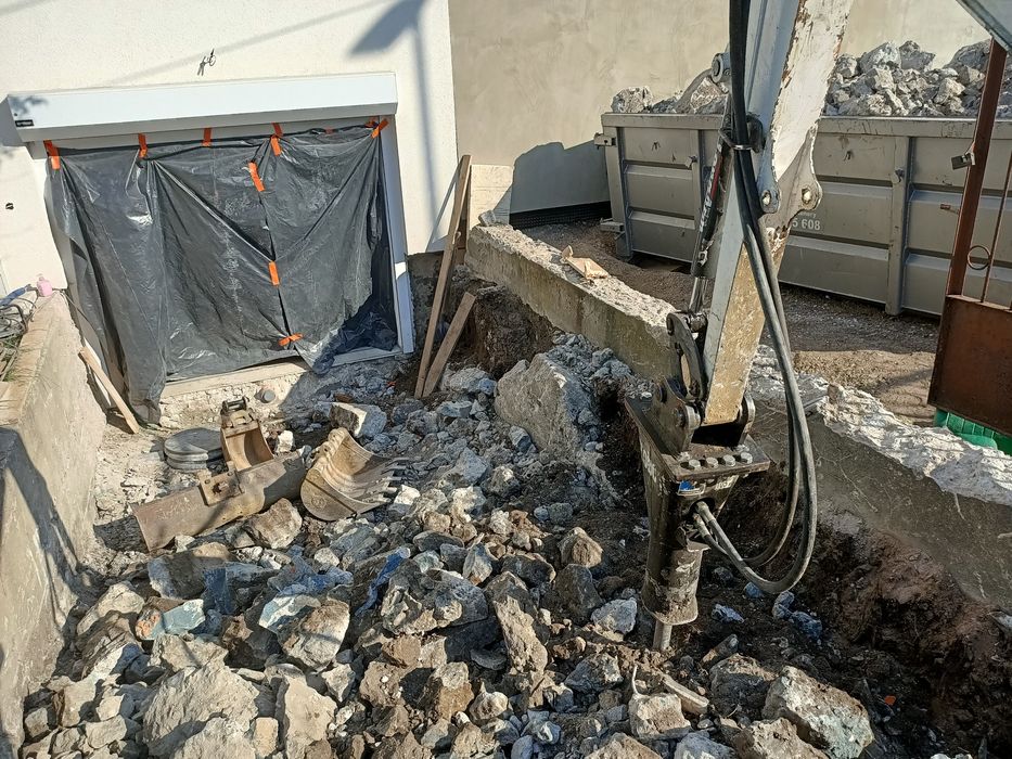 Transport, minikoparka, koparko ładowarka, kucie betonu, kostka brukow