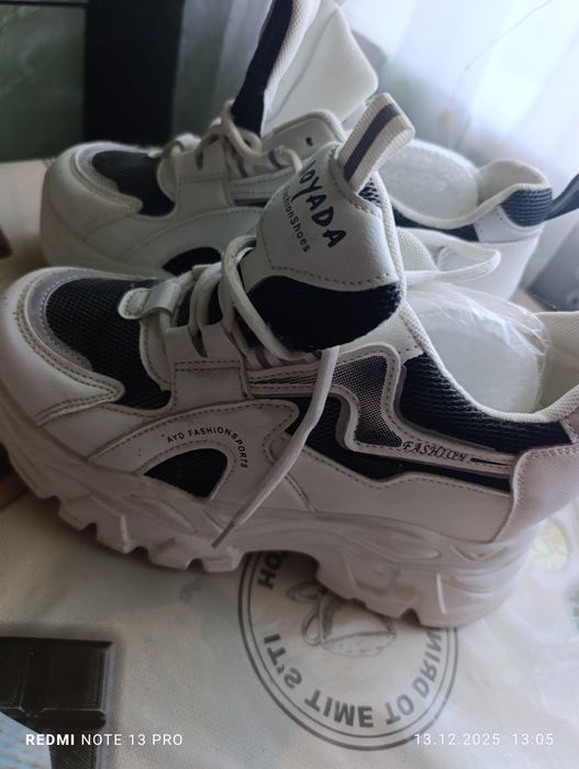 Кросівки жіночі з високою підошвою