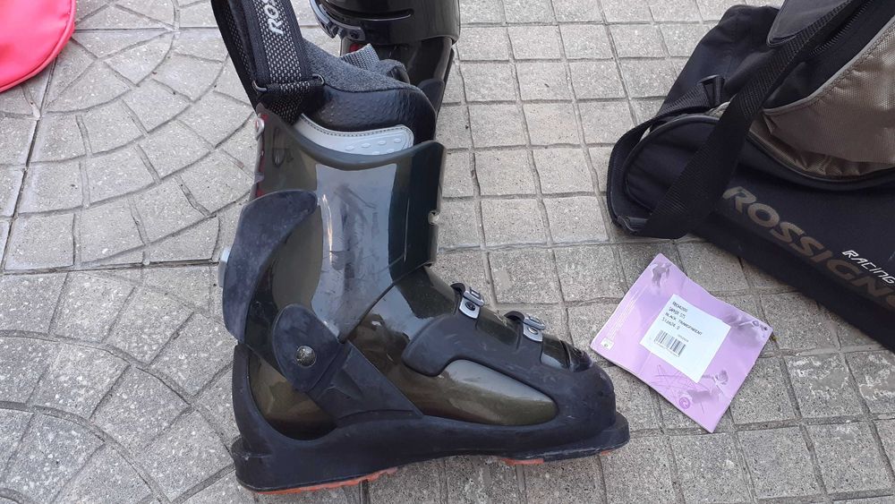 Conjunto de skis, botas e bastoes de ski