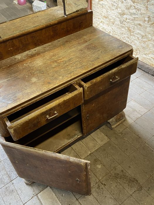 stara toaletka z dużym lustrem