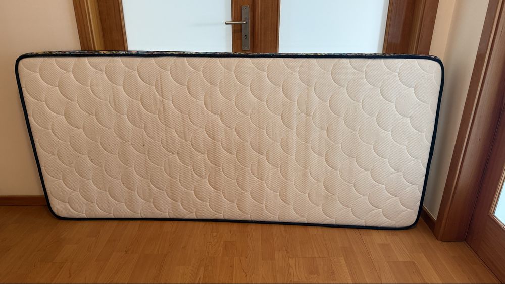 Cama dupla com gavetão + Colchões