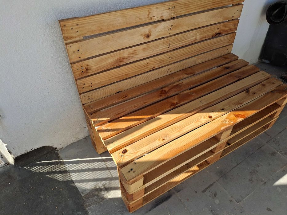 Sofá de Palete envernizado