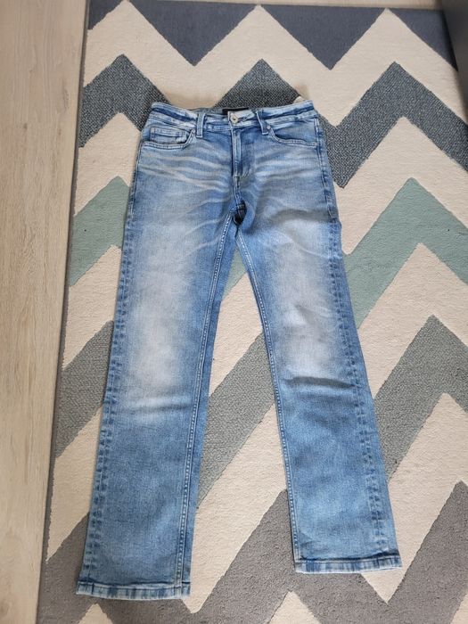 Niebieskie jeansy z efektem sprania