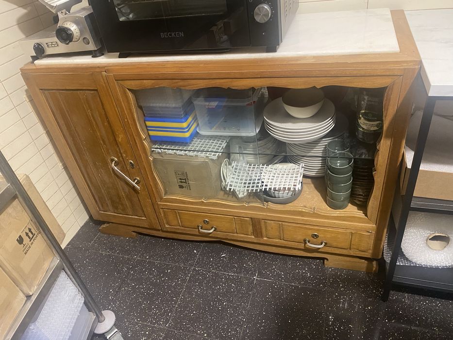 Diversos moveis restaurados, aparadores mercearia louceiro