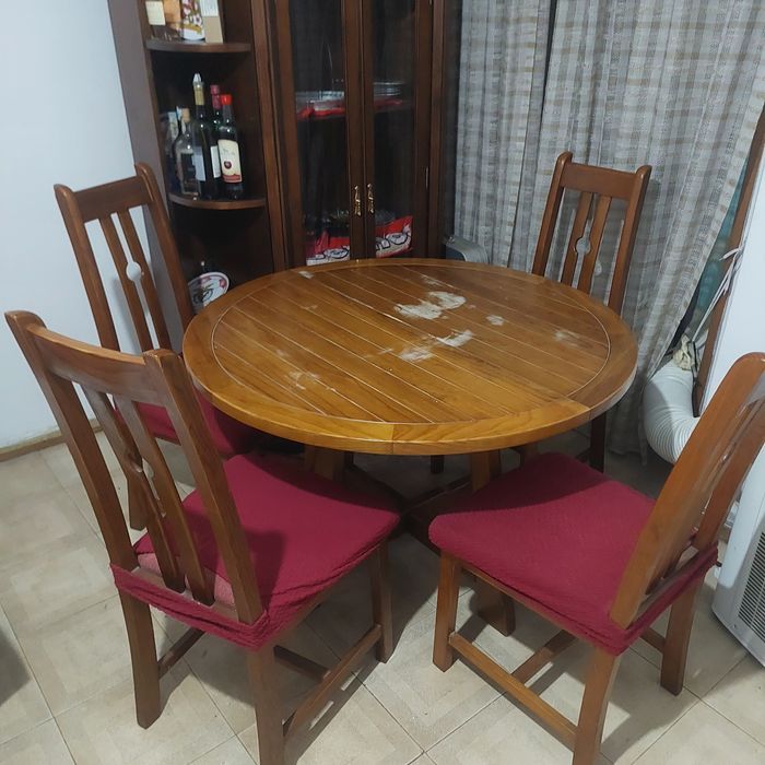 Mesa da sala de jantar com cadeiras