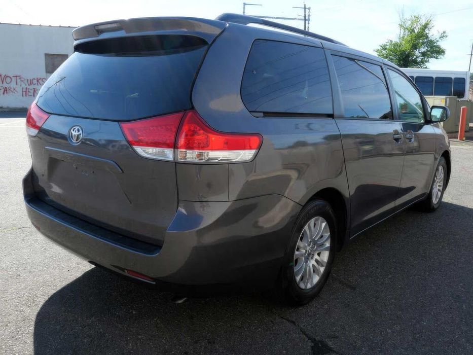 Toyota Sienna      2015