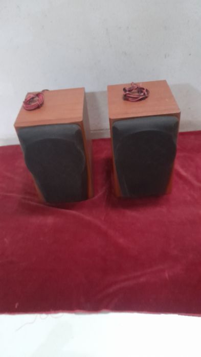 Duas colunas de som como novas