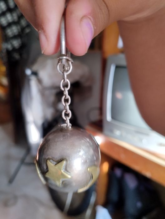 Diversas coisas , como decoração e moedas antigas.