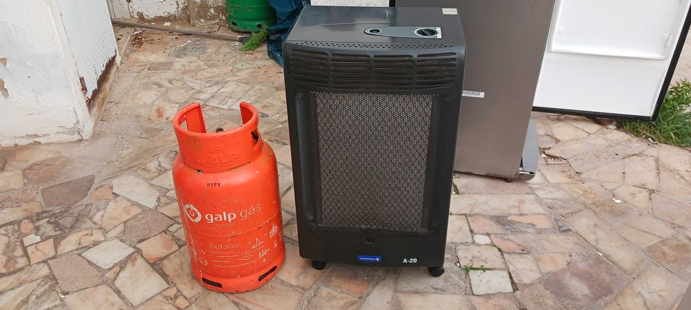 Aquecedor a gas. Campingaz com garrafa de gás.