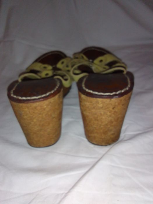 Шлепанцы кожаные на пробковой платформе.