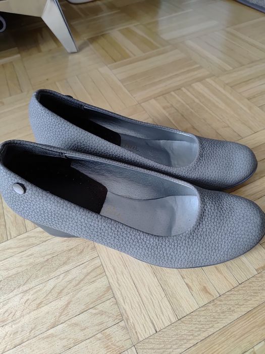 Pantofle ze skóry damskie szare na koturnie