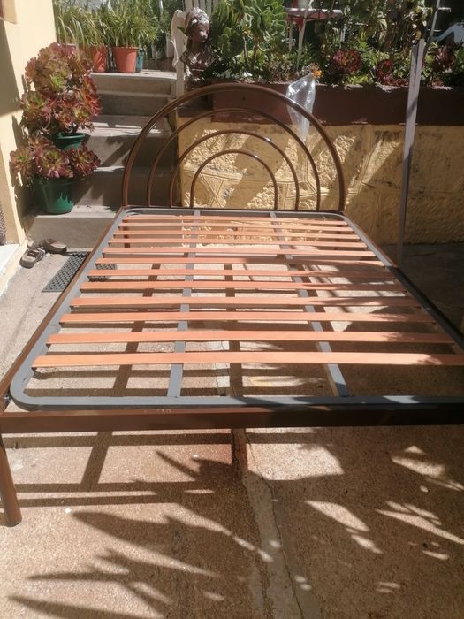 Cama de casal com estrado l 133x182