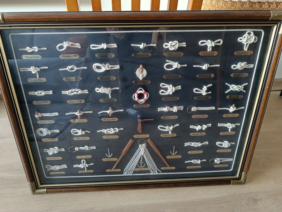 Obrazy olejne na płótnie i węzły marynarskie w gablocie