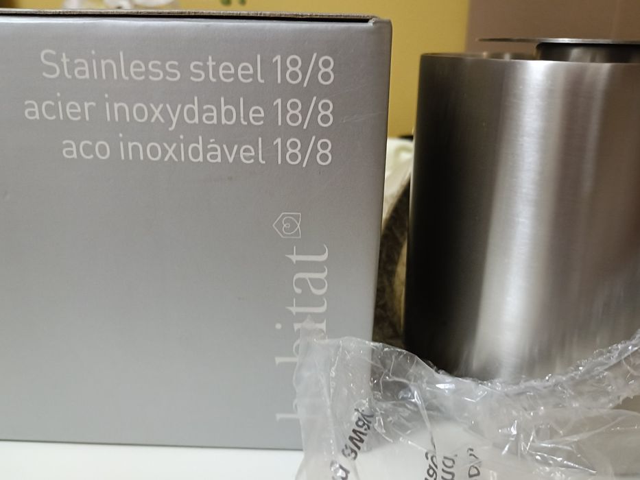 Balde Gelo - Aço inoxidável 
Novo

Medidas:
Altura 15cm
Diâmetro 15cm