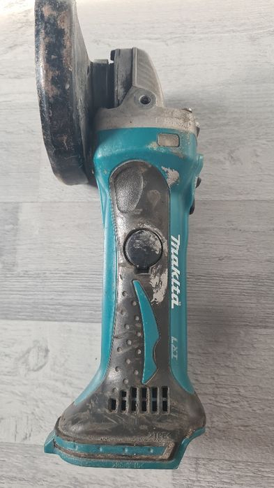 szlifierka kątowa Makita DGA452 nie reaguje na baterie