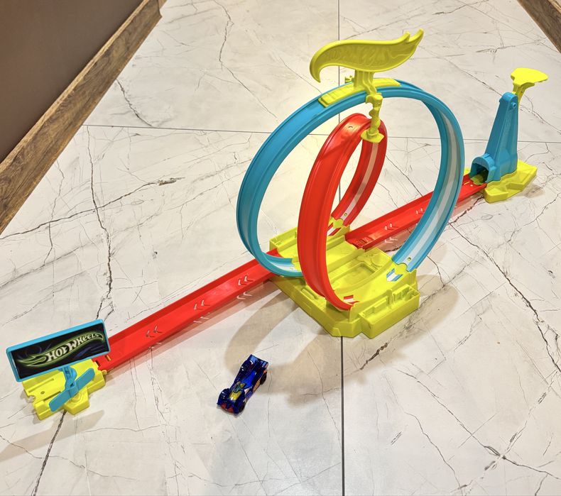 Wyrzutnia Hot Wheels z neonem + auto hot wheels