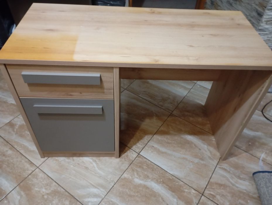 Biurko z dwiema wiszącymi szafkami