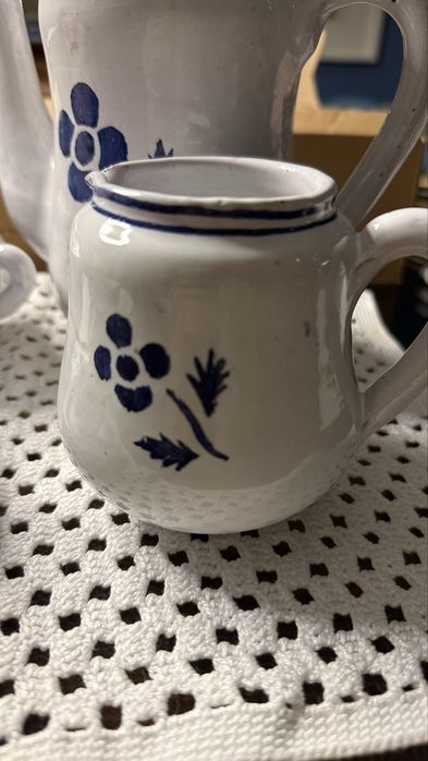 Servico de café regional azul e branco