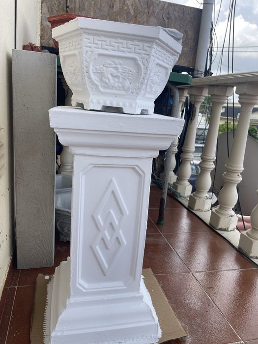 Vasos e pilar para decoração de jardim