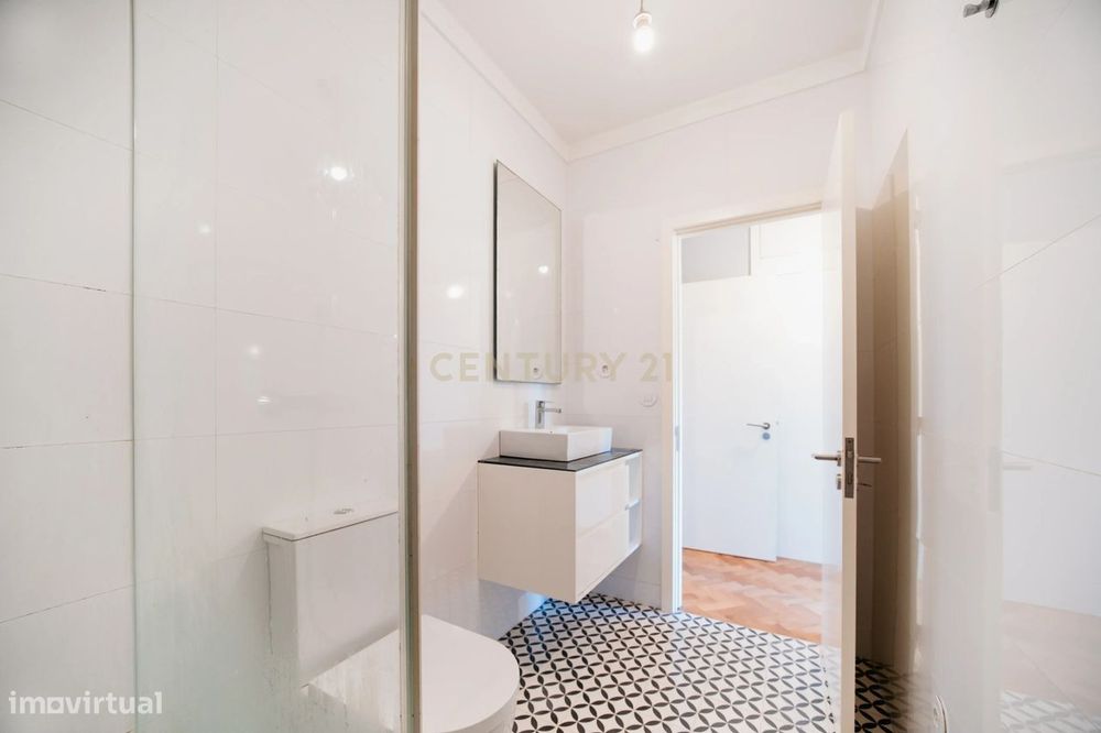 Apartamento T2  na Rua Manuel Carqueja - junto à Praça Velasquez - Por