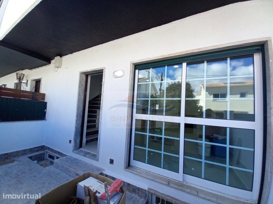 Moradia T3+T3 totalmente remodelada, com terraço, 4 casas de banho,...