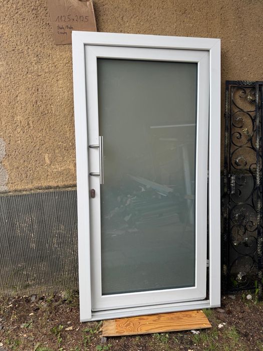 Drzwi wejściowe białe PCV z mleczną szybą