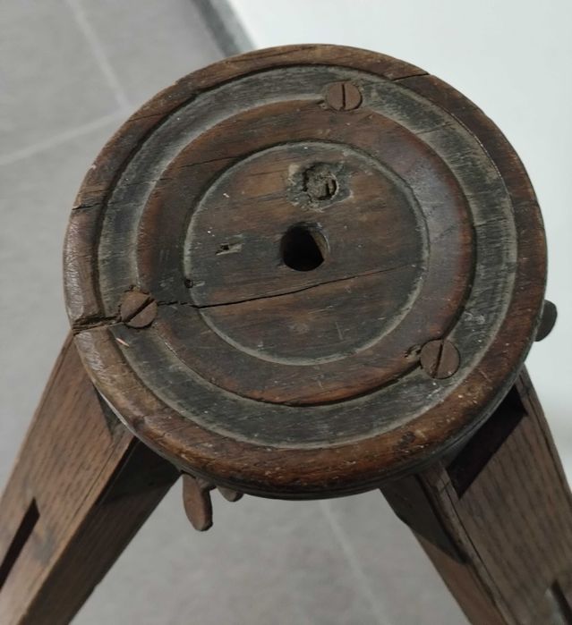 Antigo tripé em madeira