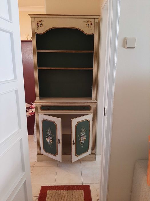 móvel branco decorado com flores