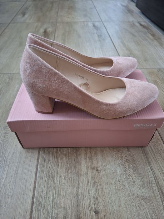 Buty na słupku 39