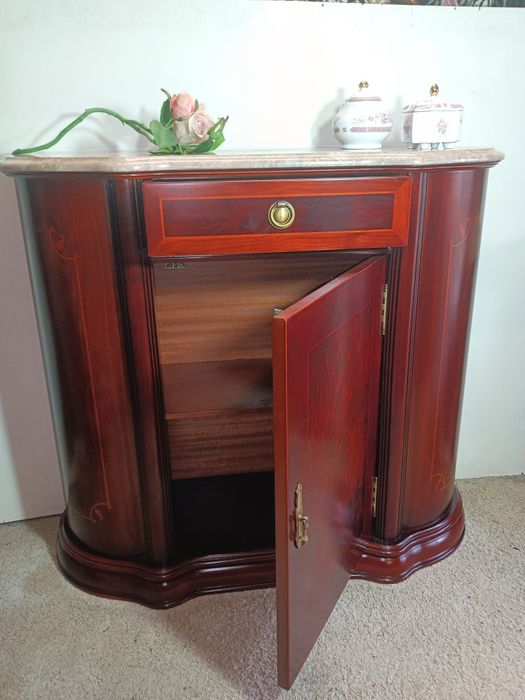 Móvel sapateira em raiz de cerejeira com pedra em granito.
Completamen