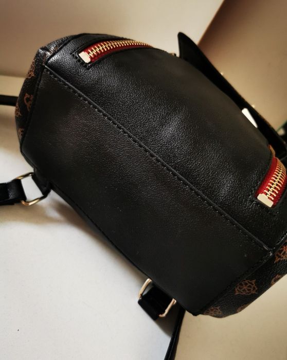 Guess Oryginalny plecak Karola z pomponem Unikat