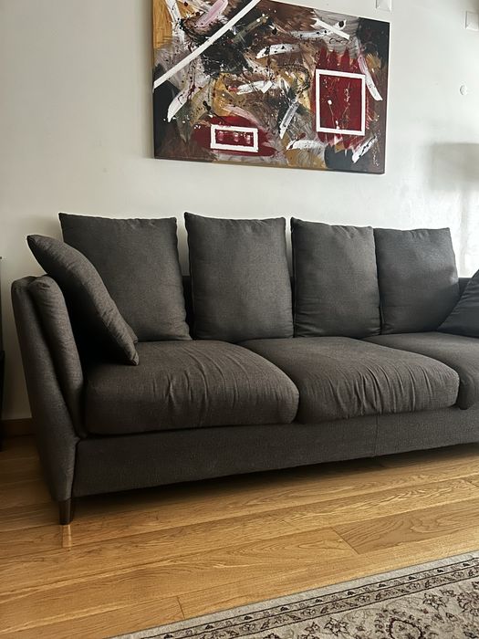 Sofá cinzento da marca Area