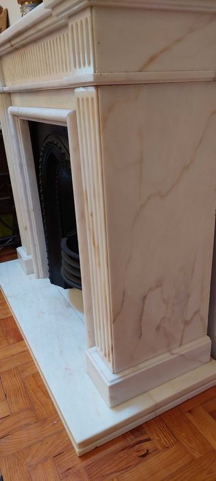 Lareira em mármore de Estremoz, elegante,  com insert vitoriano inglês