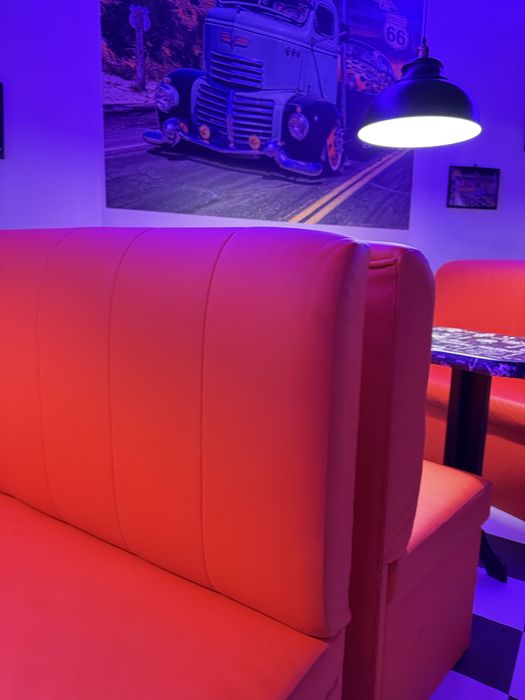 Czerwone boksy kanapy do restauracji amerykanskiej