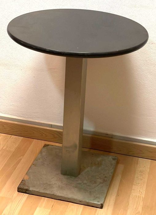 mesas antigas de café ou bar com base central de metal e tampo escuro.