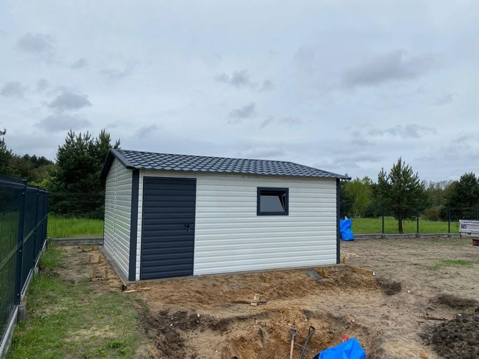 Garaż jednostanowiskowy 5x5 m - Dach dwuspadowy, Brama uchylna, Szara