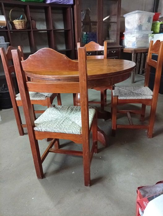 Mesa em pinho com quatro cadeiras