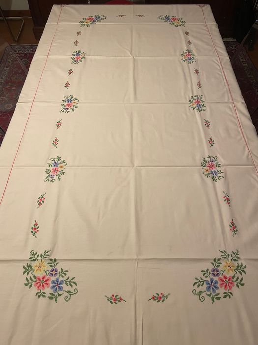 Toalha bordada à mão em ponto cruz