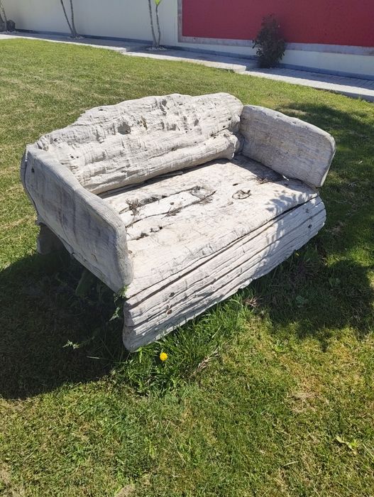 Dois bancos de jardim antigos a condizer