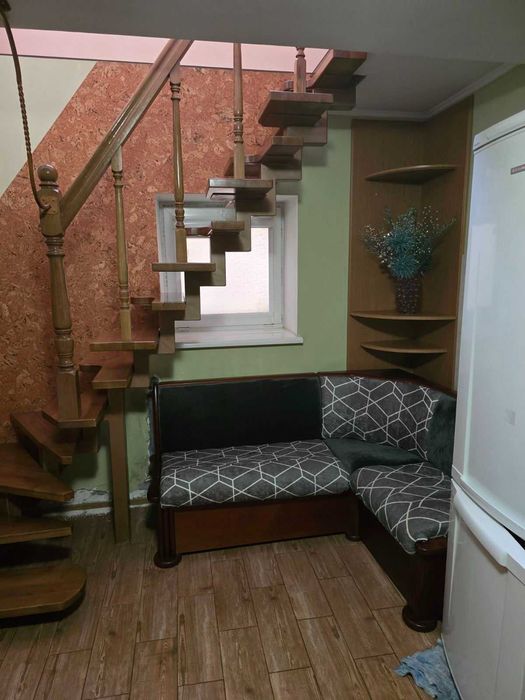 Здаю в крайовничомму місці  пів будинку Метро Славутич, Київ