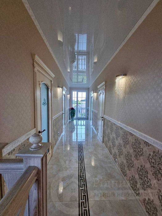 Елітний будинок з власним озером і басейном Козин  . Без комісії