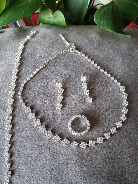 Lindo conjunto colar, brincos,pulseira e anel