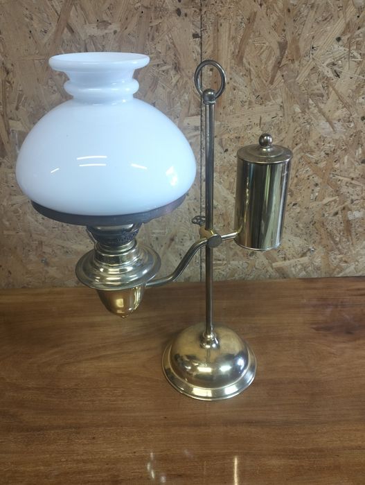 Stara lampa gabinetowa naftowa