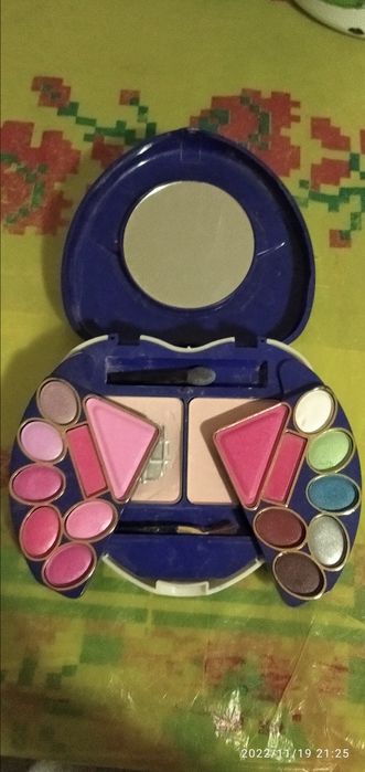 Тіні та пудра компактна б/у