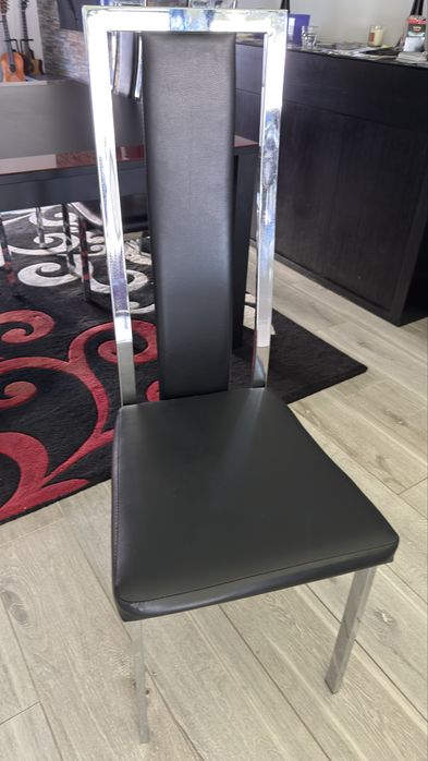 Vendo mesa de sala extensível + 4 cadeiras +tapete. Tudo em otimo estado.