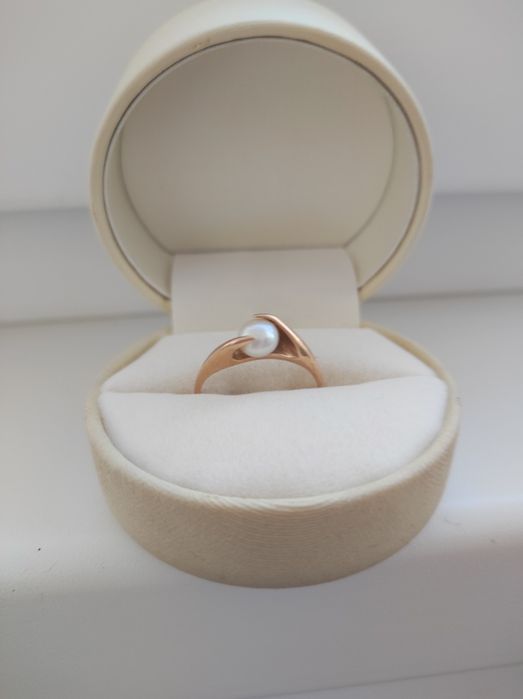 Кольца:золото с жемчугом,с сапфиром; с платиной; серьги золотые;