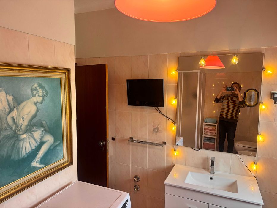 Conjunto de móvel, espelho e sanitários de casa de banho