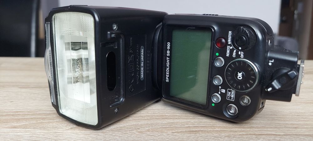 Nikon D7000 + obiektywy i lampa